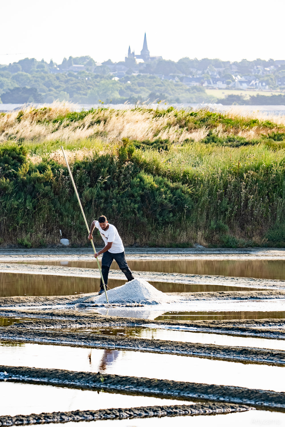 Paludier Etin’Sel travaillant dans les marais salants de Guérande
